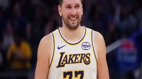 白宇球场挥杆英姿，健硕体态成焦点